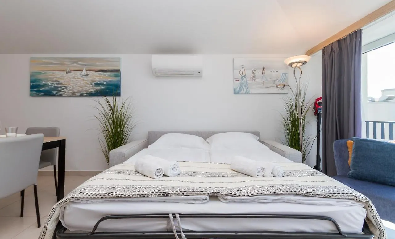 Garden Palace - Dorothy Supreme Apartment Umag 0*,  Croatia